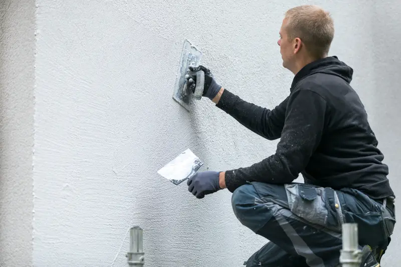 Hier zijn we bezig met een buitenmuur stucen in Apeldoorn.