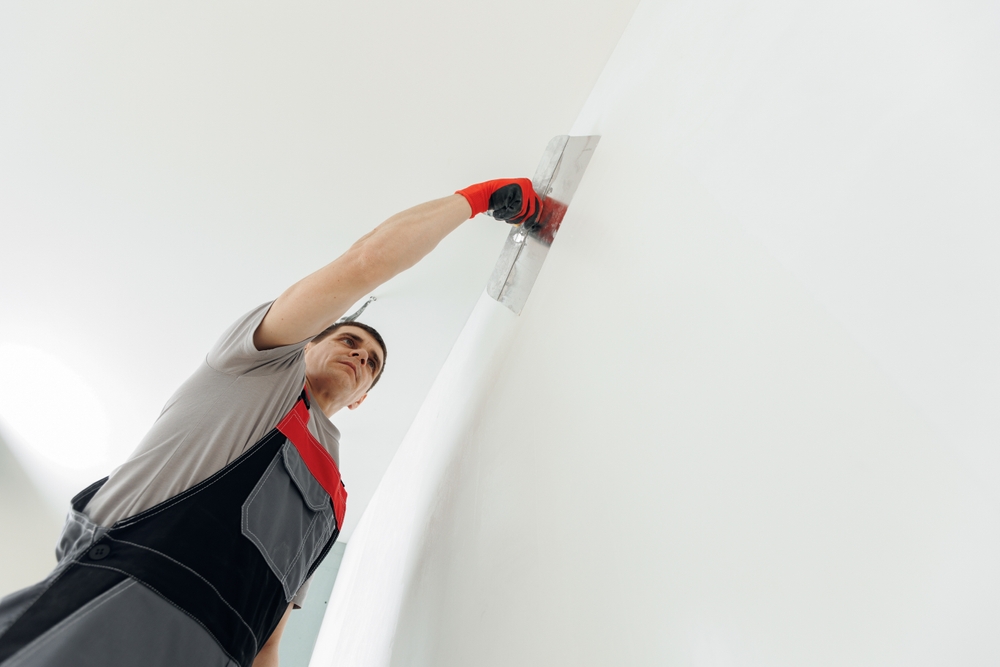 Onze stukadoor is de muren van een woning in Apeldoorn aan het voorzien van sierpleister.